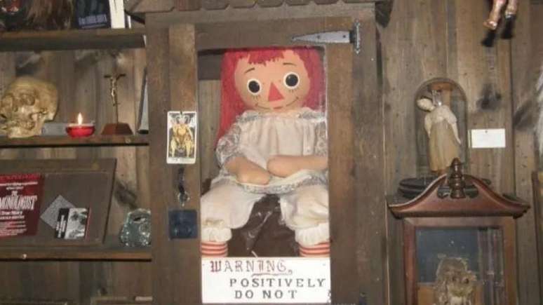 Anabelle original é uma boneca de pano "demoníaca", que inspirou os filmes de mesmo nome (Imagem: Divulgação/Warrens' Occult Museum)