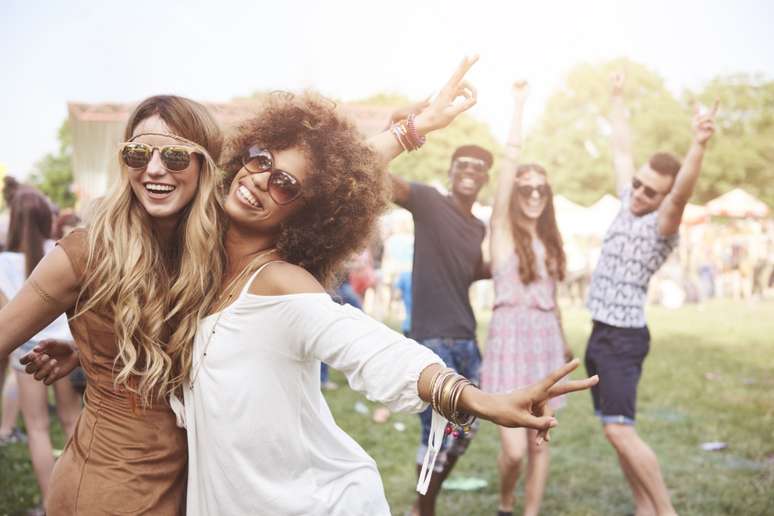 Use roupas e calçados confortáveis, além de protetor solar e óculos de sol, e prepare-se mentalmente para multidões e sons altos 