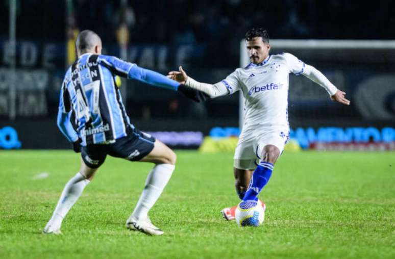 Alysson, do Grêmio, faz a marcação em cima do lateral cruzeirense Kaiki Bruno.