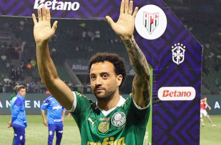 Felipe Anderson recebe saudação de torcedores antes de Palmeiras x Atlético-GO, no Allianz Parque –