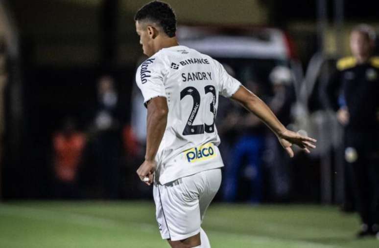 Sandry volta a ser titular no Santos após quase um ano –