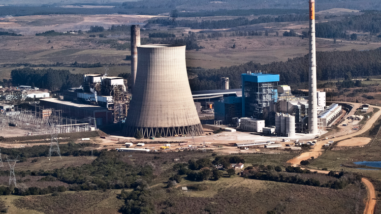 Usina termelétrica movida a carvão mineral Candiota III, no Rio Grande do Sul. Município de Candiota tem 80% da sua economia girando em torno do combustível fóssil