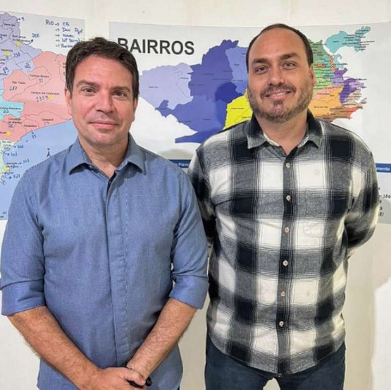 O deputado federal Alexandre Ramagem (PL-RJ), ex-diretor da Abin, e o vereador carioca Carlos Bolsonaro (PL).