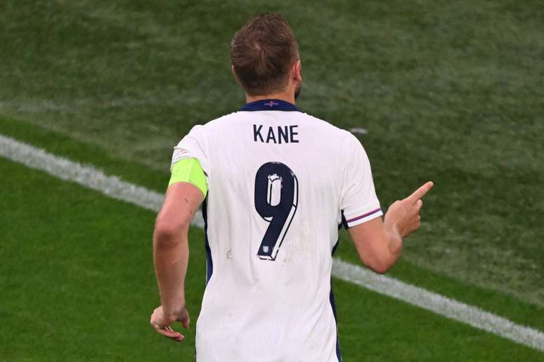 Harry Kane comemora gol ao lado de Jude Bellingham.