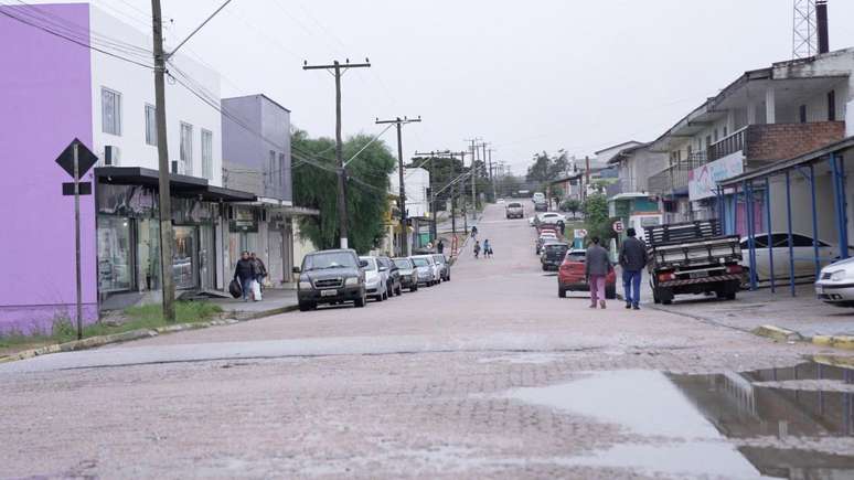 Ruas do comércio de Candiota. Segundo a prefeitura do município, 80% da economia local gira em torno das minas e das usinas movidas a carvão mineral da cidade