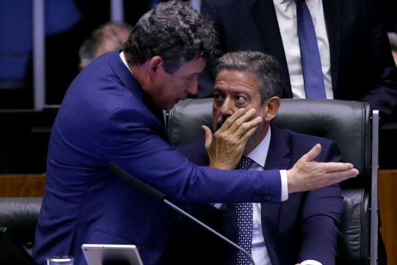 O relator da regulamentação da reforma tributária na Câmara, deputado Reginaldo Lopes (PT-MG), e o presidente da Casa, Arthur Lira (PP-AL).