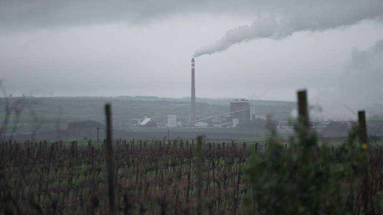 Vinhedos e, ao fundo, chaminé da usina termelétrica Pampa Sul, em Candiota. A usina foi vendida pela francesa Engie a dois fundos de investimento brasileiros