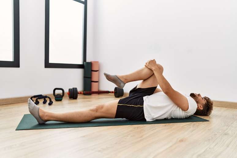 Alongamento para posterior de perna ajuda a melhorar a flexibilidade 