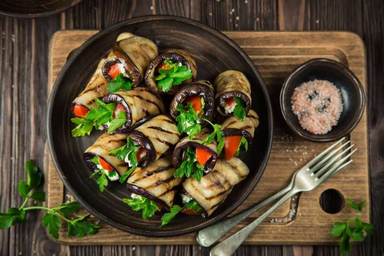 Rolinho de berinjela com cream cheese 