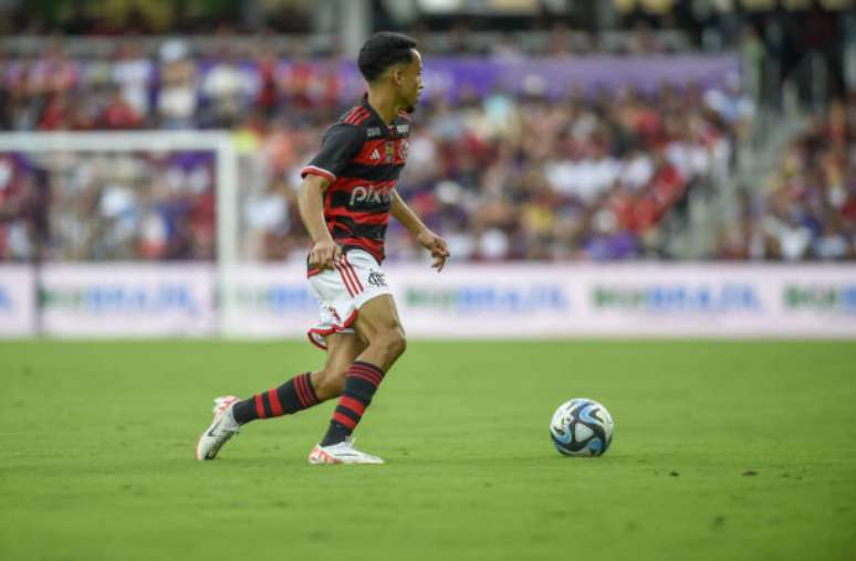 Joia do Flamengo inicia como titular diante do Fortaleza –