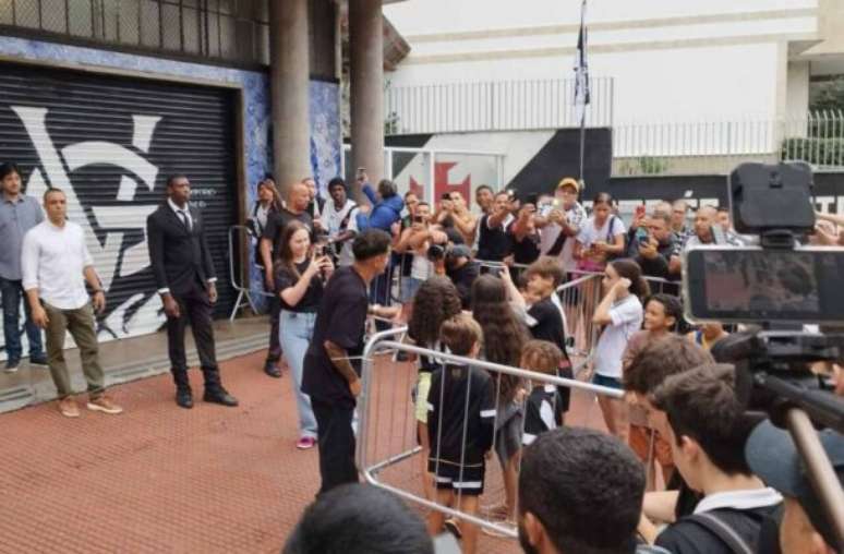 Coutinho tirando foto com torcedores –