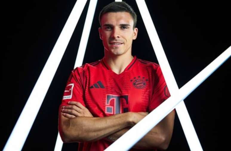 Palhinha veste a camisa do Bayern de Munique após assinar contrato –
