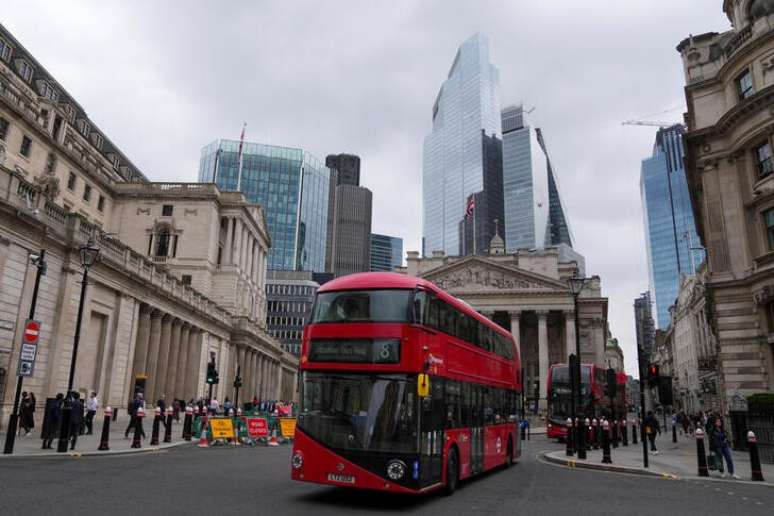 A bus passes in front of the Bank of England building in London 07/03/2024 REUTERS/Maja Smiejkowska