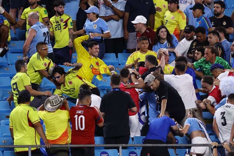 Torcedores colombianos brigaram com jogadores do Uruguai 