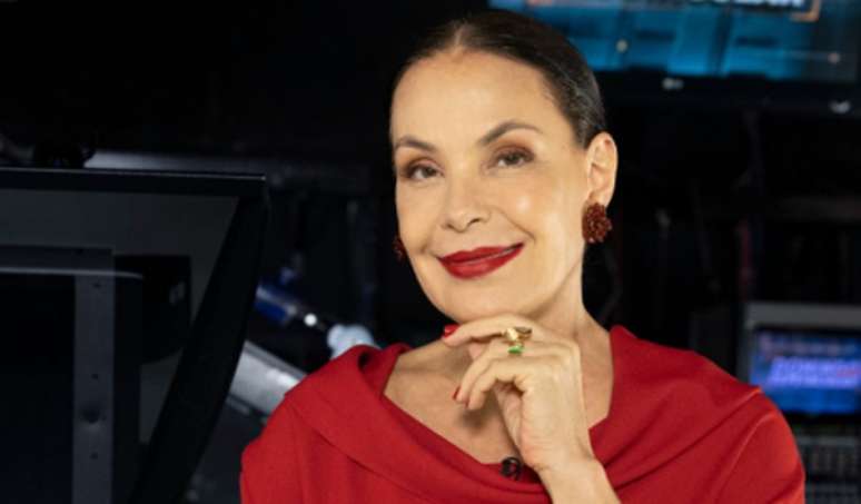 Símbolo de sofisticação, a apresentadora Carolina Ferraz gravou comercial em Paris