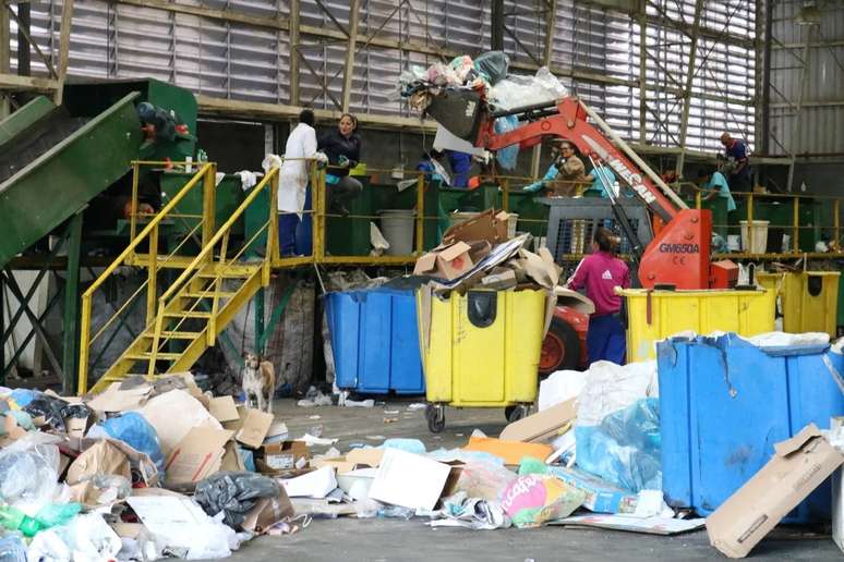 Cooperativa de reciclagem atua em São Paulo