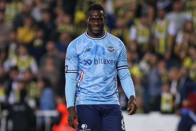 Atacante Mario Balotelli entra na mira do Corinthians