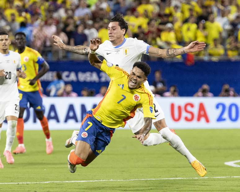 Zagueiro Giménez desarma jogador colombiano em partida válida pela semifinal da Copa América