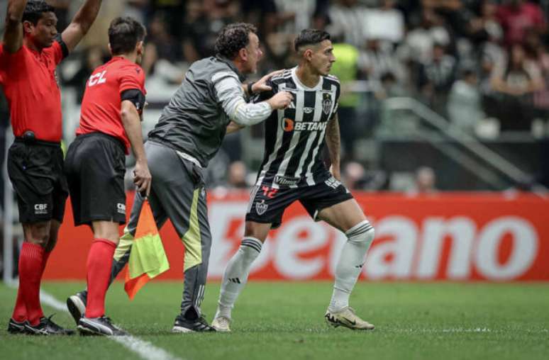 Milito na beira do campo durante vitória do Galo