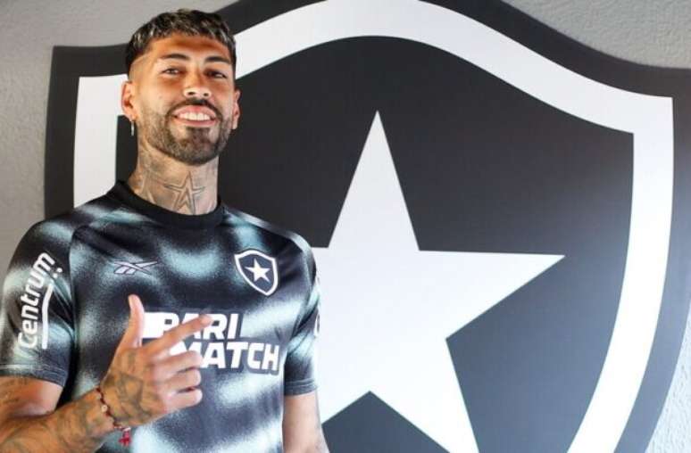 Zagueiro Alexander Barboza chegou neste ano ao Botafogo –