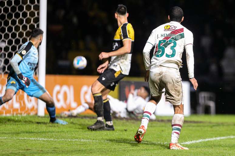 Fluminense empatou no final do jogo e conseguiu seus primeiros pontos como visitante 