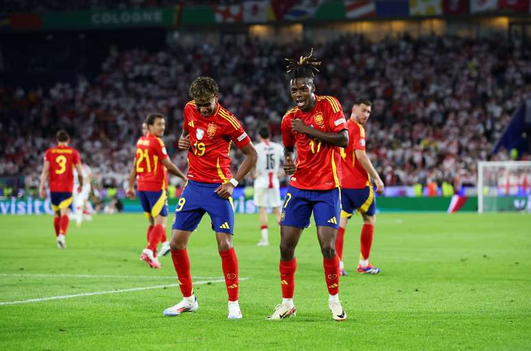 Yamal e Nico comemorando um gol da Espanha –