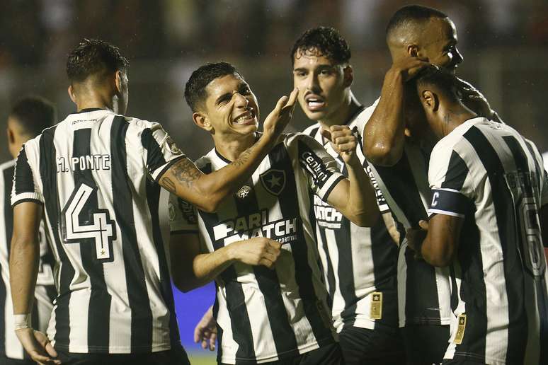 Jogadores do Botafogo comemorando o gol de Savarino. 