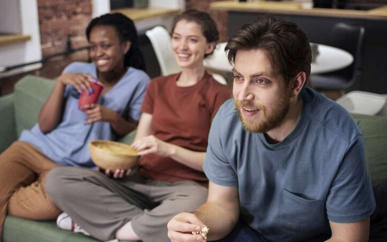 Amigos se divertindo ao acompanhar os canais disponíveis na Google TV 