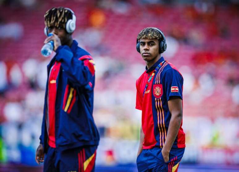 Nico Williams e Lamine Yamal antes de partida da seleção espanhola na Eurocopa 2024