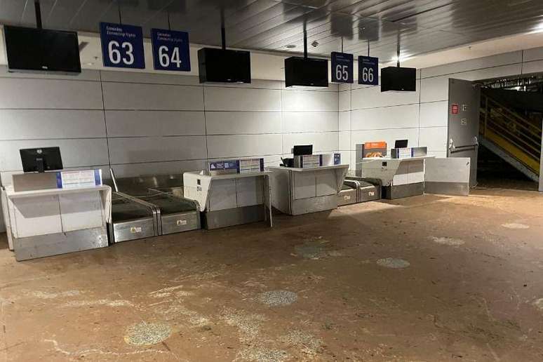 A água avançou pelas avenidas de acesso durante a enchente, cobrindo a pista, dois terminais de passageiros, hangares e outras dependências do aeroporto