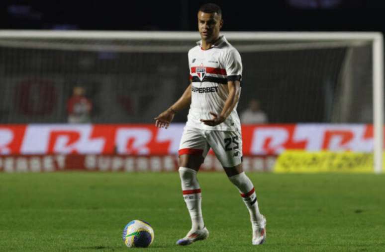 O meia Alisson saiu na bronca com a arbitragem em derrota do time paulista –