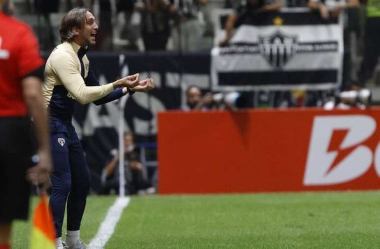 Zubeldía deu um soco no painel após derrota do São Paulo para o Atlético – 