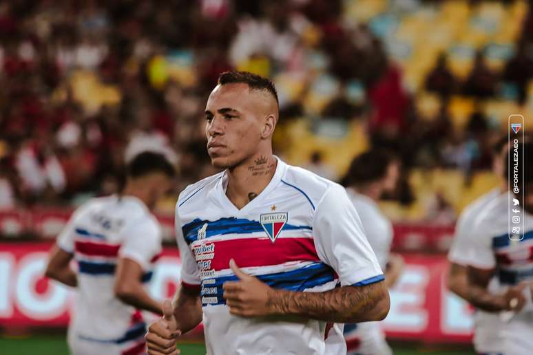 Breno Lopes em aquecimento no Maracanã. 