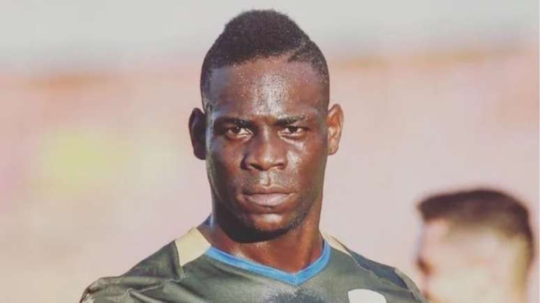 O atacante italiano Mario Balotelli, de 33 anos, é alvo da direção corintiana.