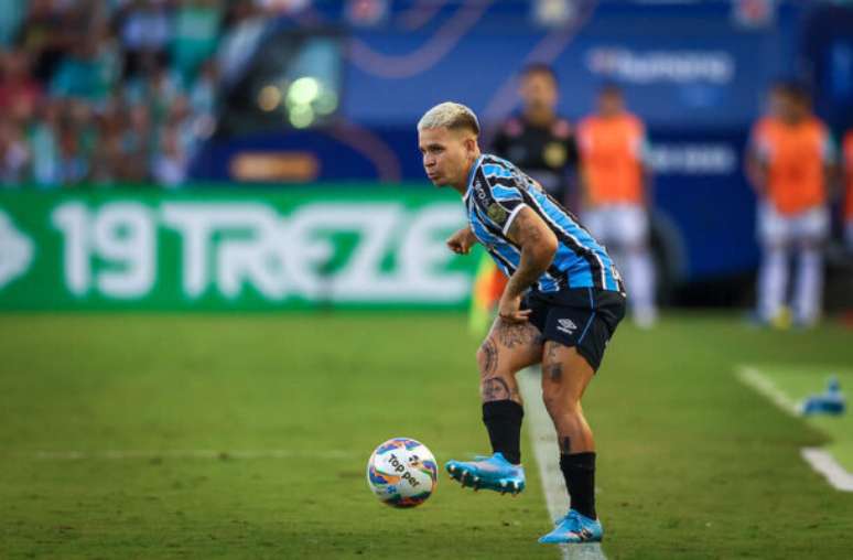 Soteldo durante treinamento do Grêmio –