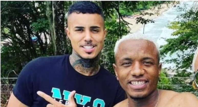 Mc Livinho (à dir.) lamenta morte de amigo e produtor Kaka, assassinado em um bar na zona norte de São Paulo