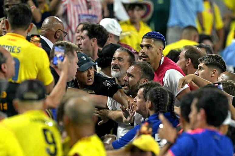 Jogador Ronald Araújo, do Uruguai, em confusão nas arquibancadas com torcedores da Colômbia, após semifinal da Copa América.