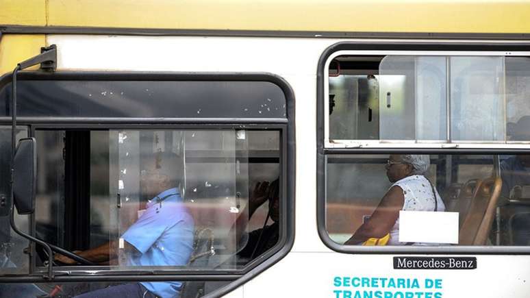 Condutores profissionais, como motoristas de ônibus, precisam passar por exame para detectar substâncias psicoativas