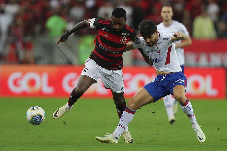 Gerson disputa por posse no meio de campo. Photo by Wagner Meier/Getty Images