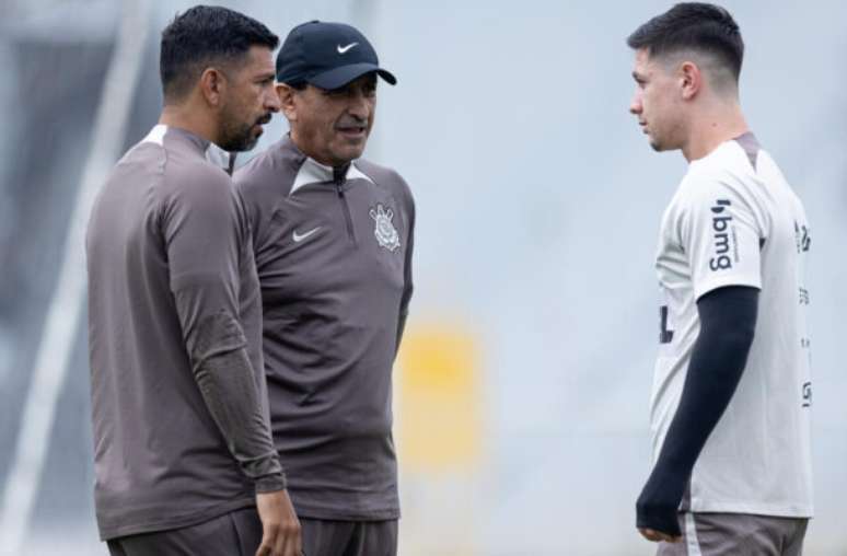 Ramón Díaz conversa com Rodrigo Garro no treino do Corinthians –