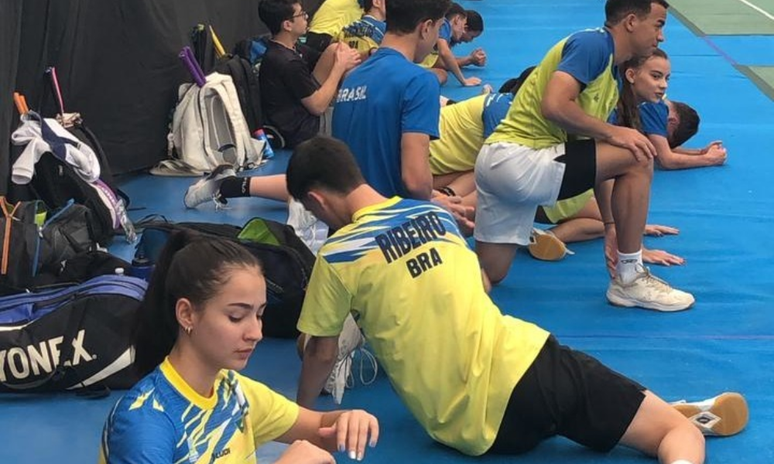 Atletas aquecendo no Campeonato Pan-Americano Júnior por equipes de badminton