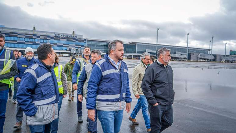 O ministro da Reconstrução do Rio Grande do Sul, Paulo Pimenta, em visita ao Aeroporto Internacional Salgado Filho, em Porto Alegre