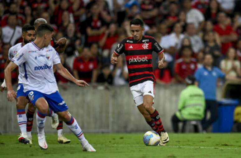 Matheus Gonçalves em campo contra o Fortaleza –