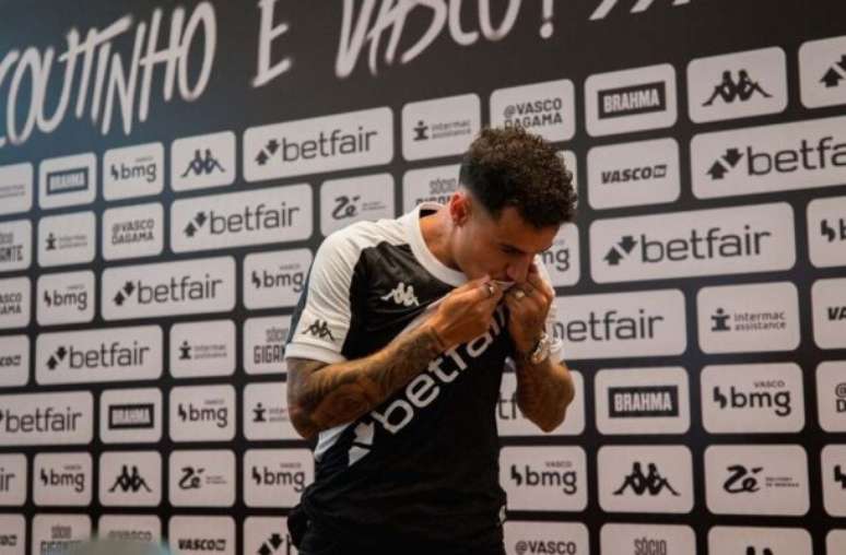 Coutinho, em sua apresentação à imprensa. Agora falta ser apresentado à torcida do Vasco –