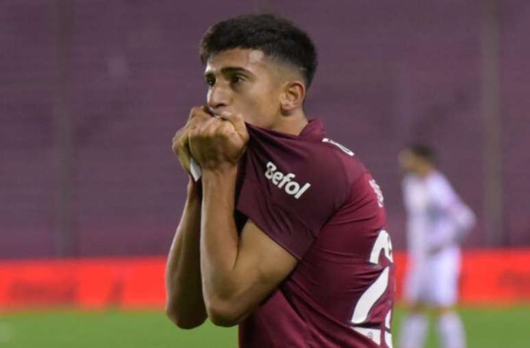 Mateo Sanabria em ação pelo Lanús-