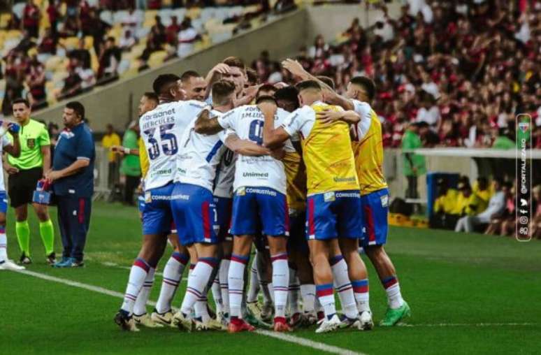 Jogadoes do Fortaleza celebram o primeiro gol sobre o Flamengo. Cearenses vencem por 2 a 1