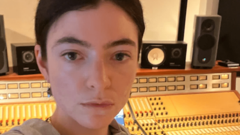 Lorde compartilha fotos em estúdio