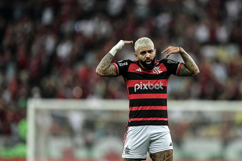 Gabigol chama torcida durante Flamengo x Fortaleza