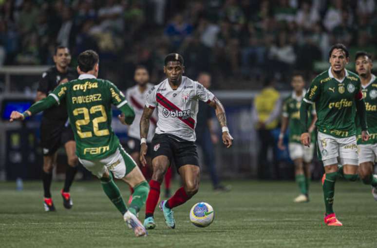 Piquerez disputa bola com Yony Gonzalez, do Atlético-GO –