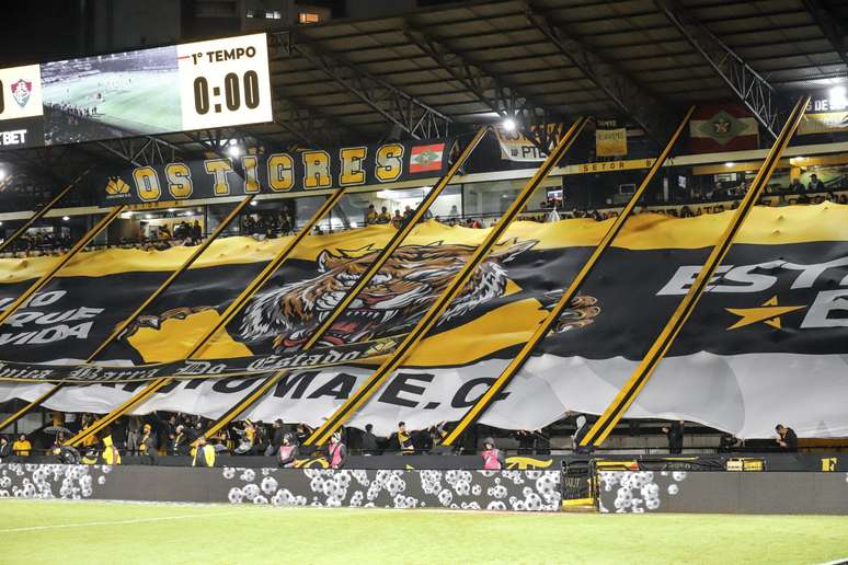 Criciúma contou com apoio da torcida contra o Fluminense 